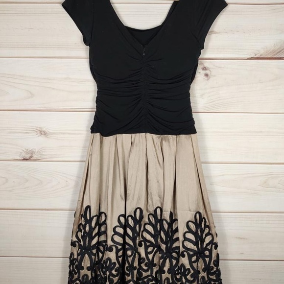 S.L Fashions Sz.8 Dress Woman’s Black Than Fit And Flare Layered Gathered - Picture 6 of 10